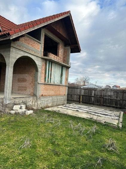 Casă individuală cu 10 camere cu Teren 1400 Mp în Exterior Sud