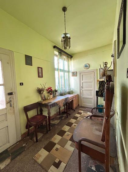 Casă cu 4 camere în Central