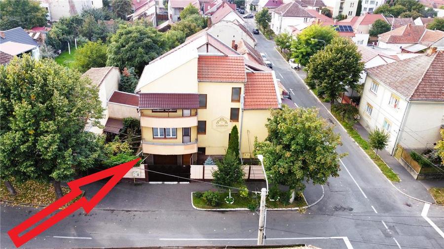 Casă individuală cu 7 camere cu Canalizare în Central
