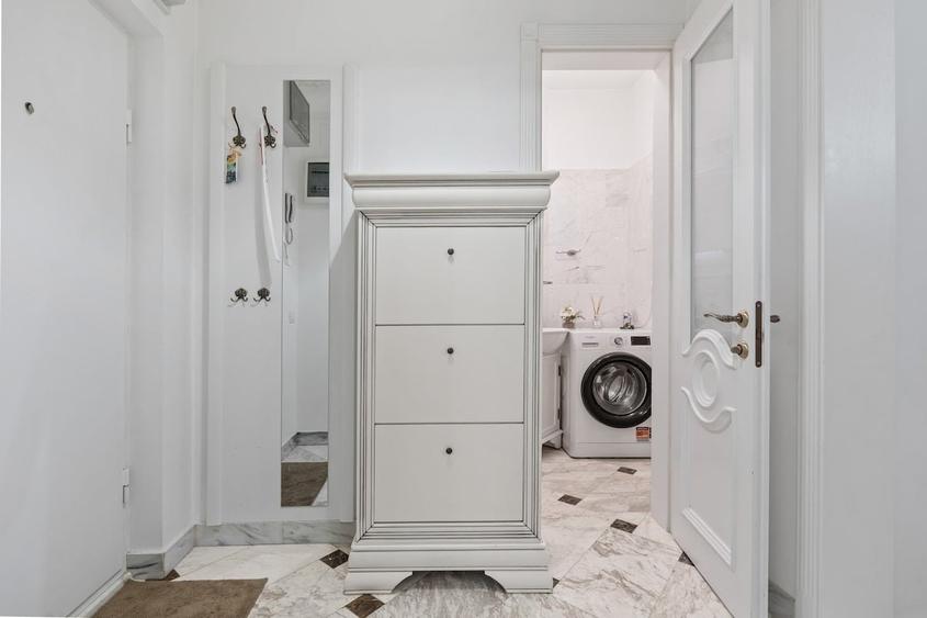 Apartament cu 3 camere semidecomandat în Universitate