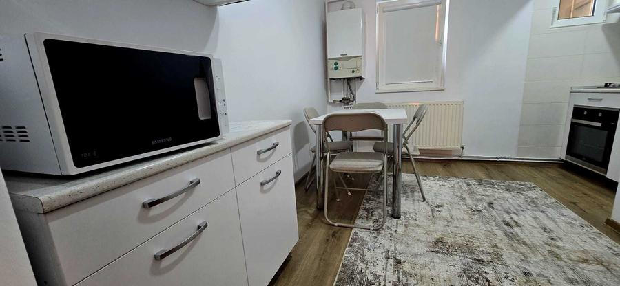 Apartament cu 3 camere decomandat în Micro 11