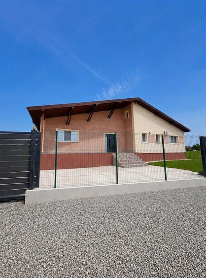 Casă cu 4 camere cu Teren 1014 Mp în Smeura
