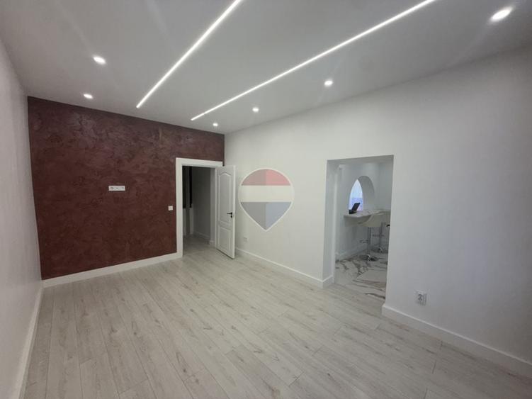 Birou, de 135 mp, în Central