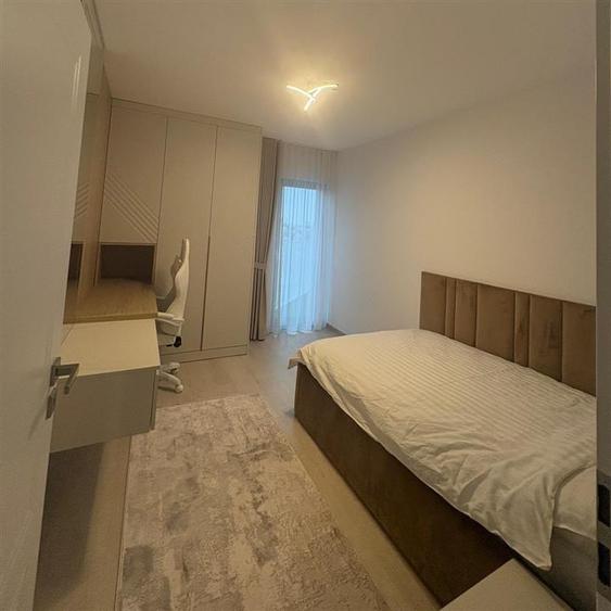 Apartament cu 3 camere semidecomandat, mobilat în Universității
