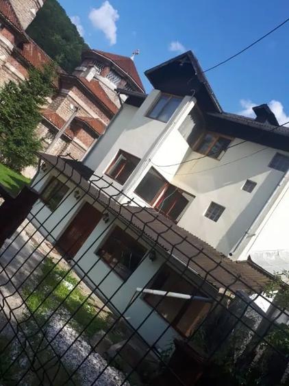 Casă cu 5 camere cu Teren 381 Mp în Central