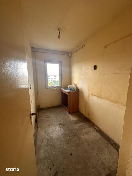 Apartament cu 3 camere semidecomandat în Roșiori de Vede