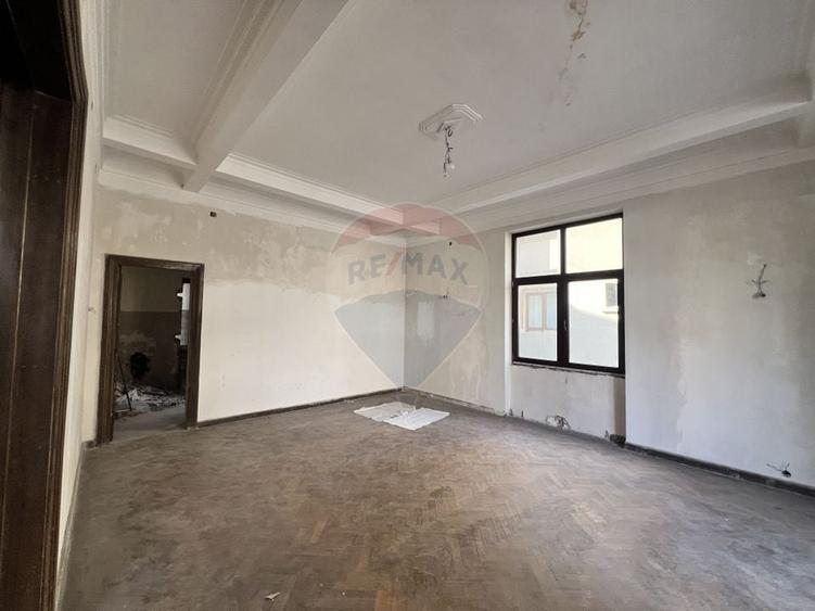 Apartament cu 3 camere semidecomandat în P-ța Romană
