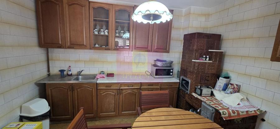 Casă individuală cu 9 camere cu Canalizare în Nord