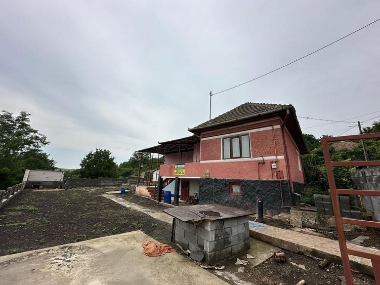 Casă cu 4 camere cu Teren 700 Mp în Central