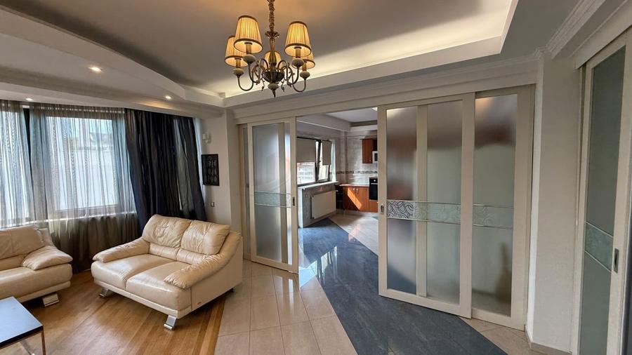 Apartament cu 4 camere decomandat în Herăstrău