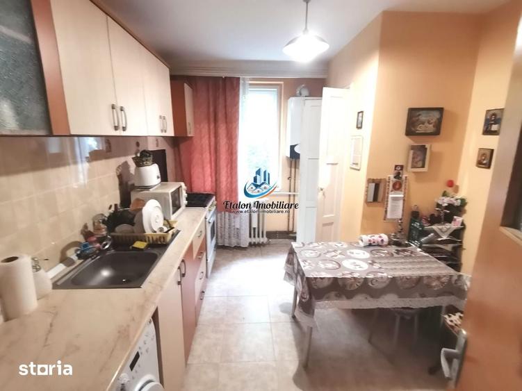 Apartament cu 3 camere decomandat în Dărmănești