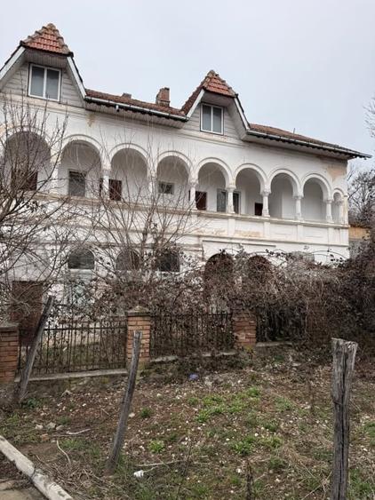Casă individuală cu 9 camere cu Canalizare în Pucioasa