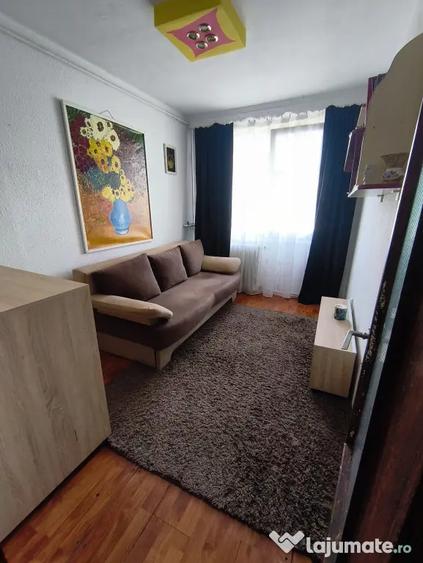 Apartament cu 3 camere semidecomandat în Dărmănești