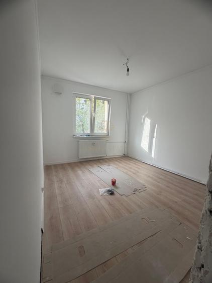 Apartament cu 3 camere decomandat în Berceni