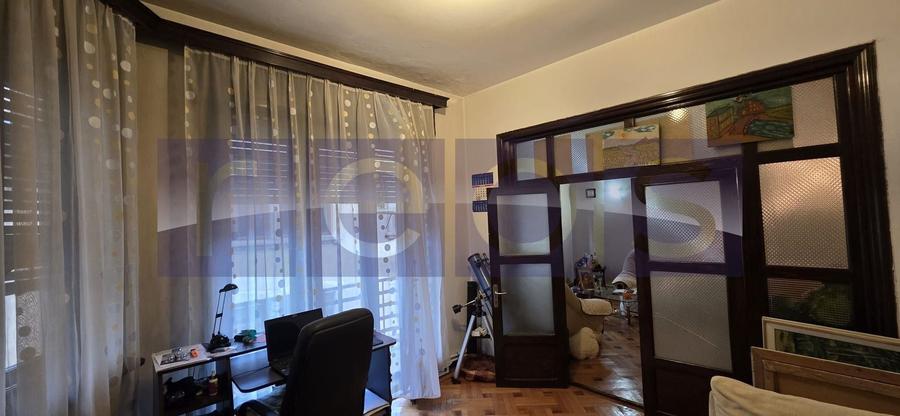 Apartament cu 3 camere semidecomandat, mobilat în Universitate