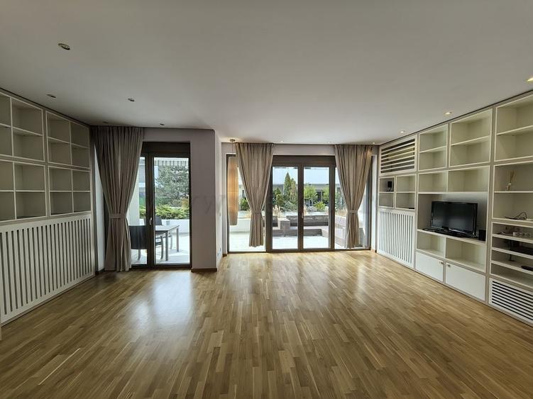 Casă individuală cu 5 camere cu Canalizare în Băneasa