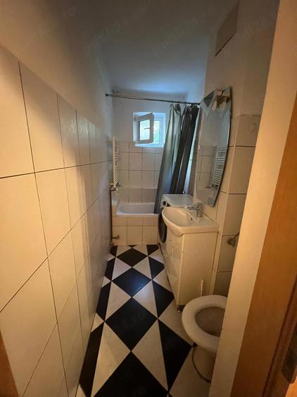 Apartament cu 4 camere semidecomandat în Dacia