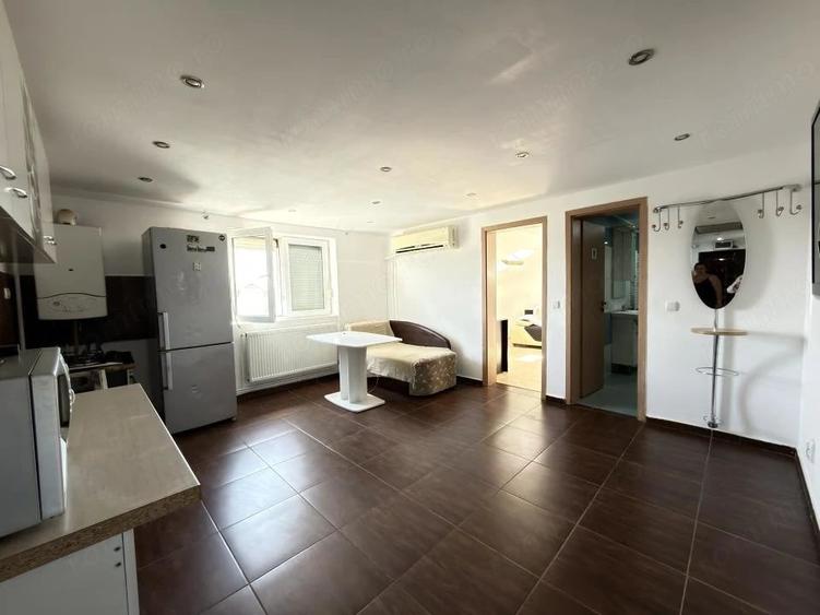 Apartament cu 3 camere semidecomandat în Bucovina