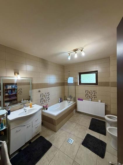 Casă cu 4 camere decomandat în Central