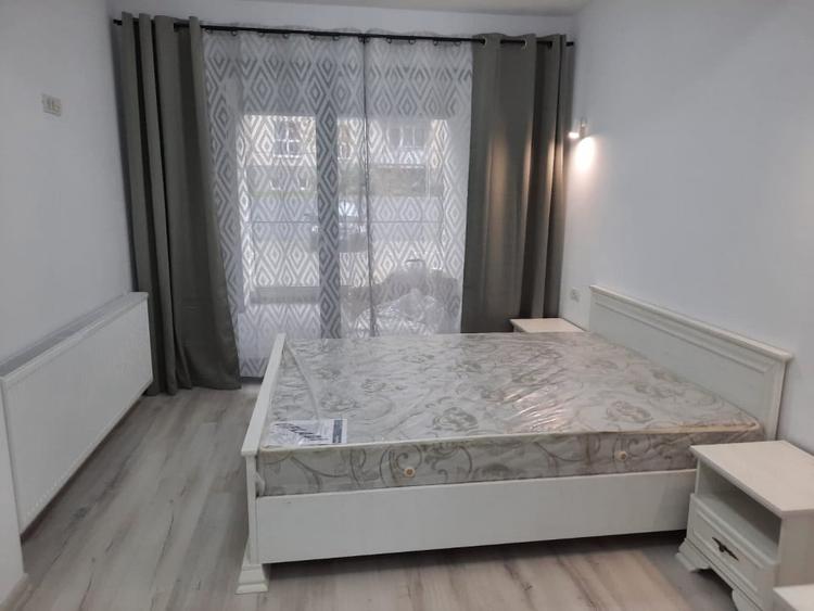Apartament cu 2 camere decomandat, mobilat în Tractorul