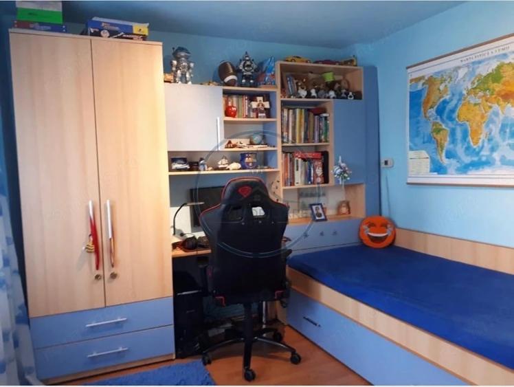 Apartament cu 3 camere decomandat în Calea Moldovei