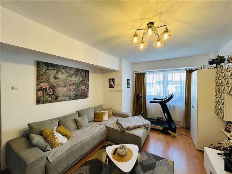 Apartament cu 4 camere decomandat în Valea Aurie