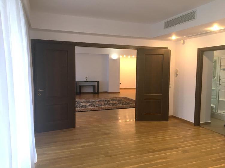 Apartament cu 4 camere semidecomandat în Capitale