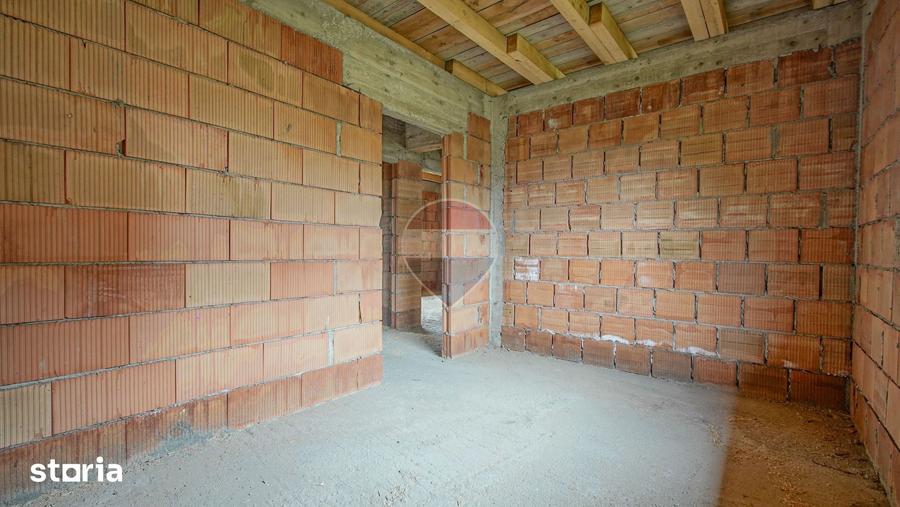 Casă cu 4 camere cu Teren 365.5 Mp în Hălchiu