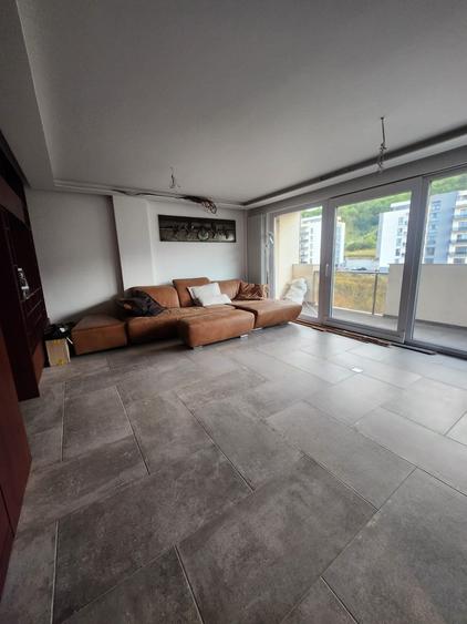 Apartament cu 2 camere semidecomandat, mobilat în Florești