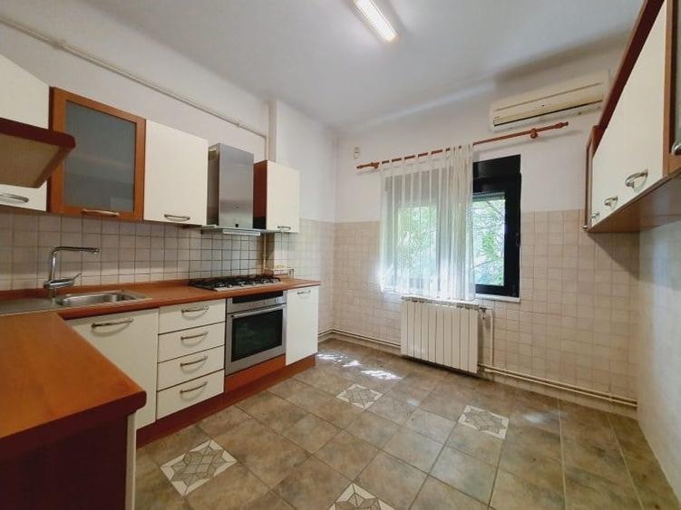 Casă cu 8 camere cu Teren 390 Mp în Aviatorilor