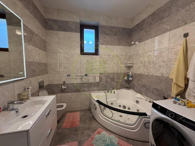 Casă individuală cu 10 camere cu Canalizare în Central