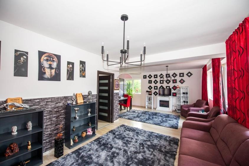 Casă individuală cu 7 camere cu Teren 383 Mp în Periferie