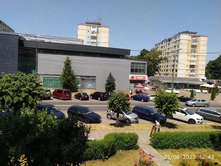 Apartament cu 3 camere semidecomandat în Onești