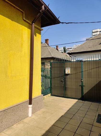 Casă individuală cu 7 camere cu Canalizare în Vatra Luminoasă