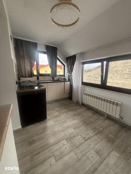 Casă cu 8 camere cu Teren 50 Mp în Central