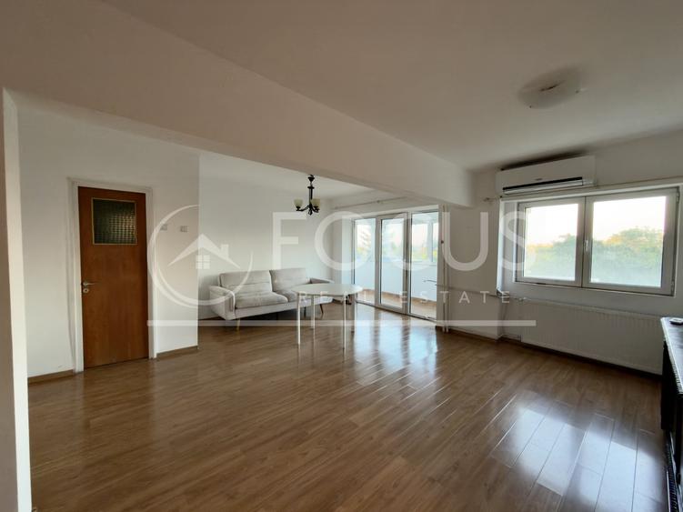 Apartament cu 3 camere semidecomandat, mobilat în Tei