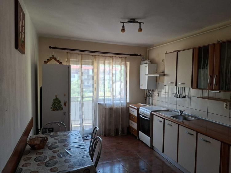 Apartament cu 3 camere decomandat în Florești