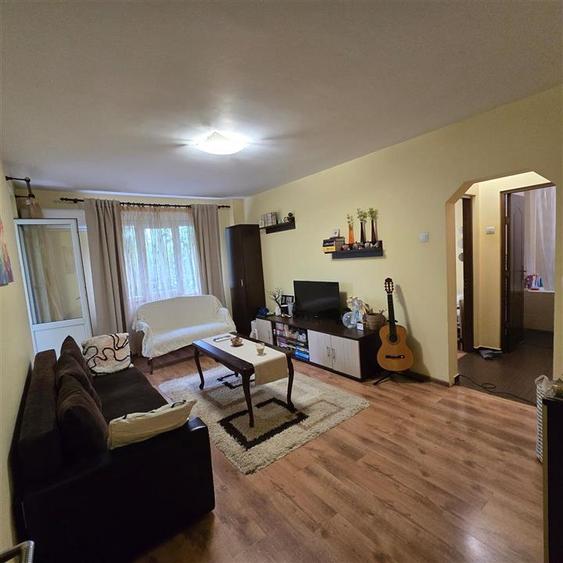 Apartament cu 3 camere semidecomandat în Podu Roș