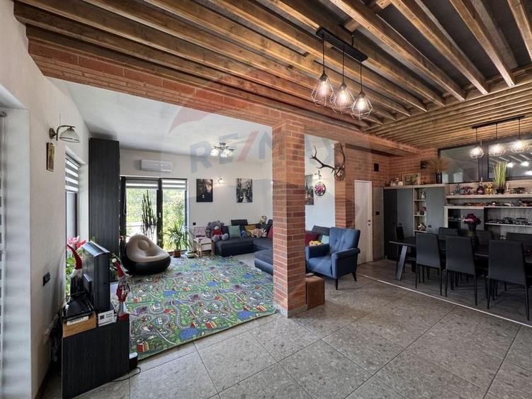 Duplex cu 12 camere cu Teren 1101 Mp în Rădaia