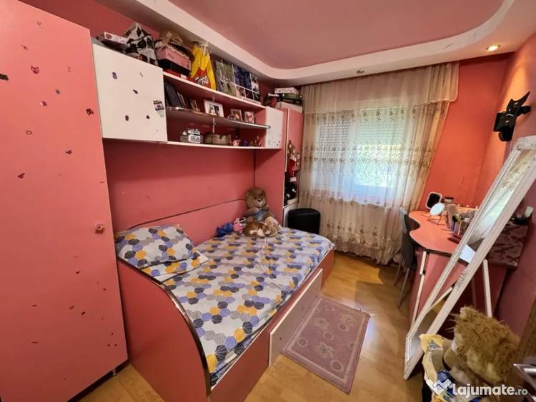 Apartament cu 3 camere semidecomandat în Craiovița Nouă