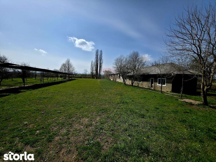 Spațiu comercial, de 400 mp, în Girov