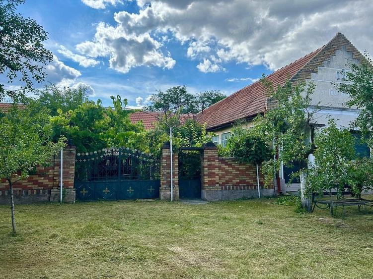 Casă cu 4 camere cu Teren 3500 Mp în Ficătar