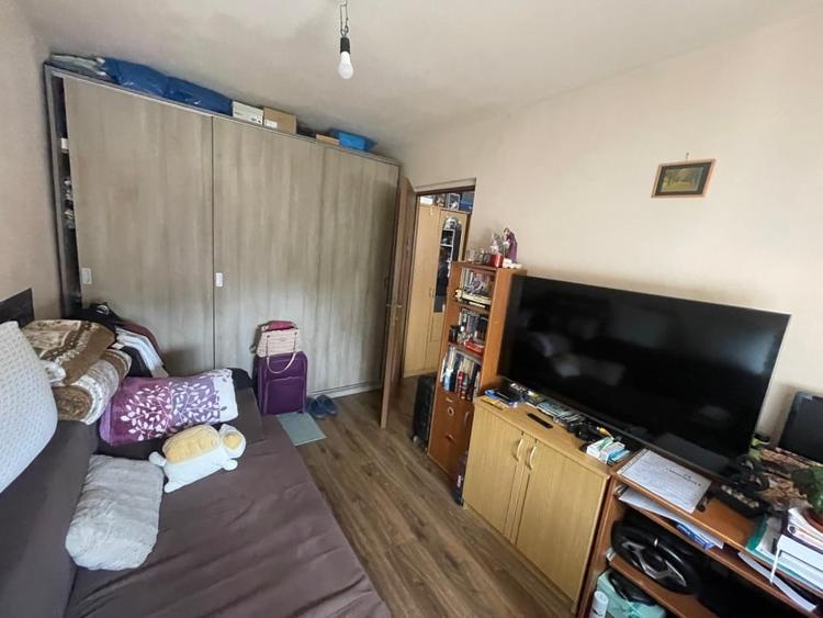 Apartament cu 3 camere semidecomandat, mobilat în Valea Rosie