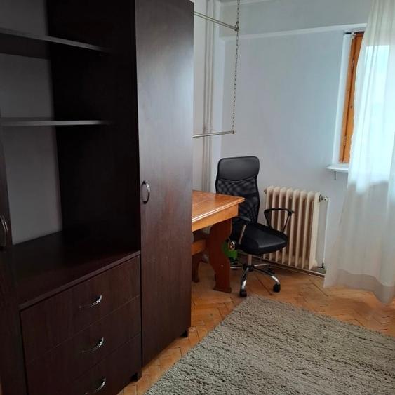 Apartament cu 3 camere decomandat, mobilat în Central