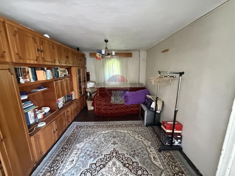 Casă individuală cu 5 camere cu Teren 1599 Mp în Vest