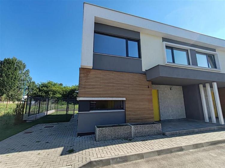 Duplex cu 4 camere cu Canalizare în Bartolomeu