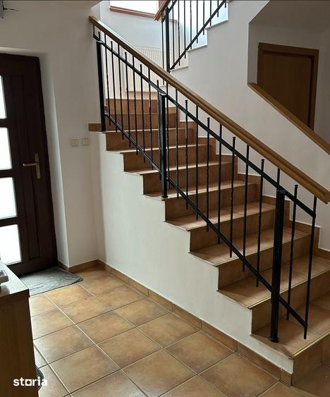 Casă cu 8 camere cu Teren 250 Mp în Tei