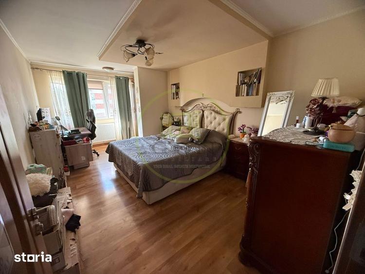 Apartament cu 3 camere semidecomandat în Craiovița Nouă
