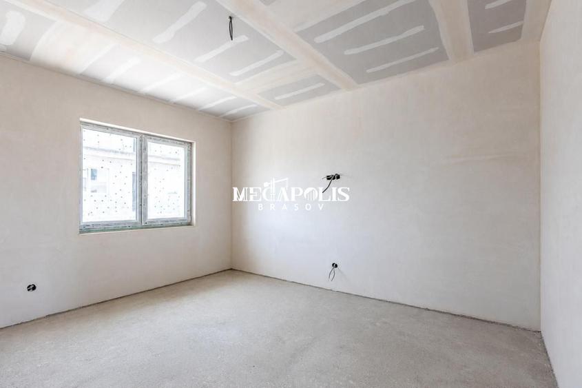 Duplex cu 4 camere cu Canalizare în Sânpetru