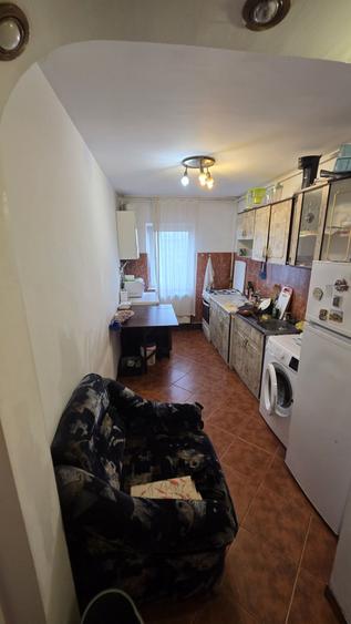 Apartament cu 3 camere decomandat, mobilat în Exterior Vest